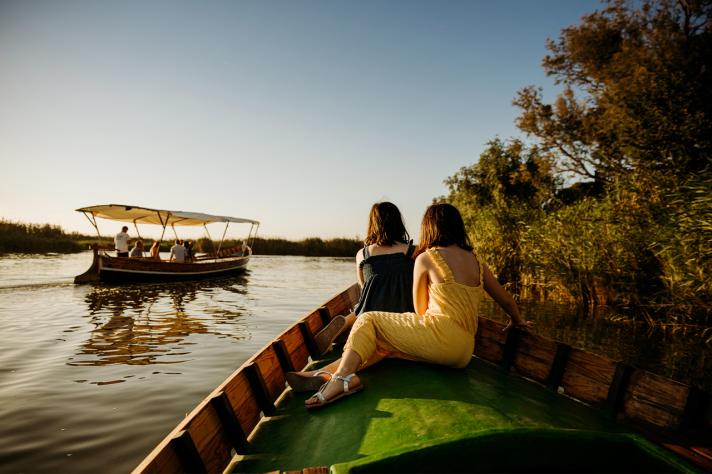 People on a boat at Valencia's park of the Albufera