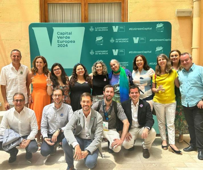 Spanish Climate Pact Ambassador meeting in front of the logo of the European Green Capital 2024