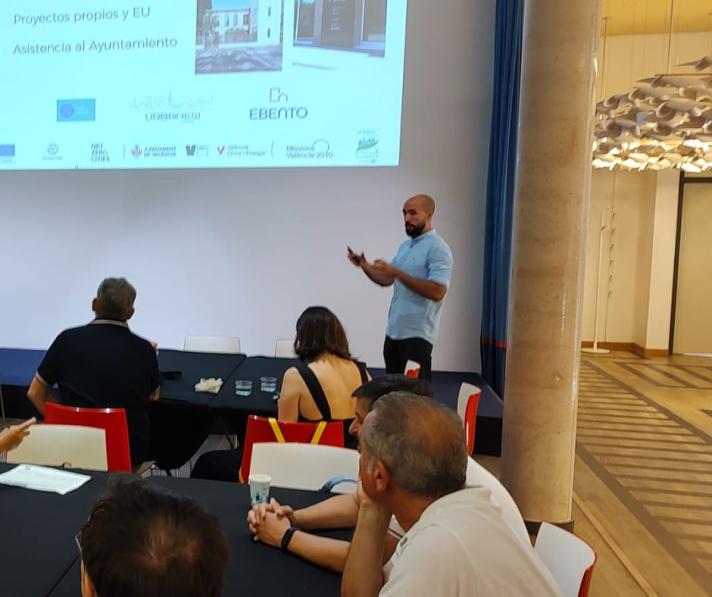 Alejandro Alonso González giving a speech on energy management in Valencia 