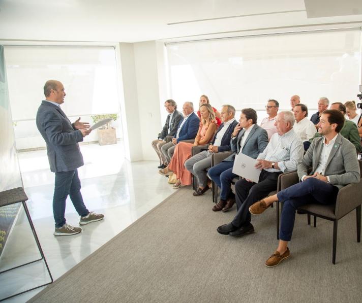 Juan Luiz Pozo Calderón giving a presentation