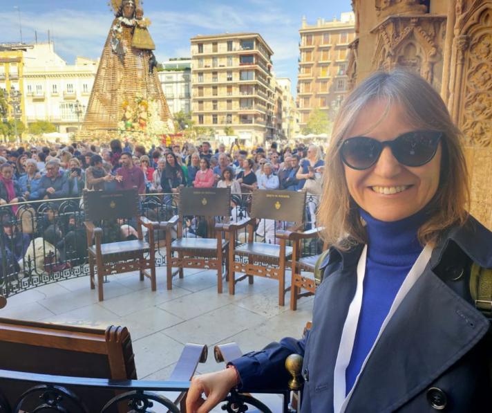 A portait picture of Lidia Garcia in the main square of Valencia