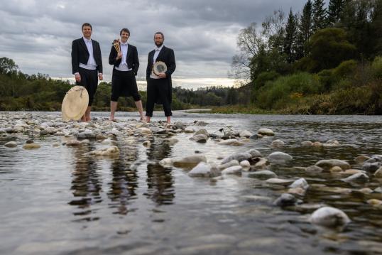  Isarkonzert: people in a stream