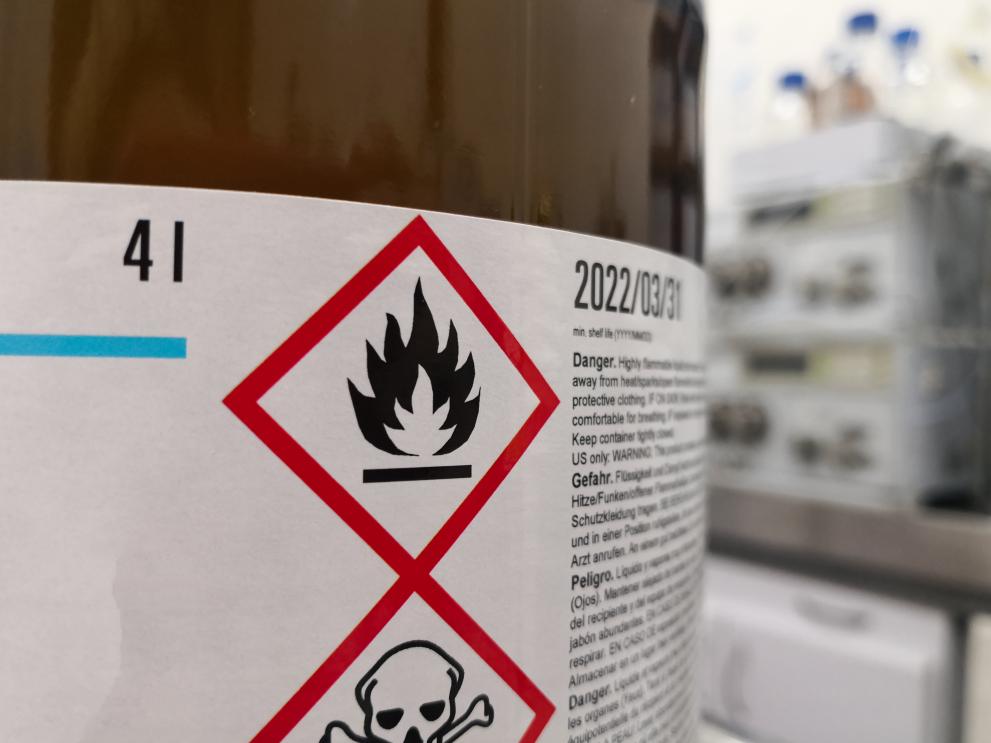 Label of a hazardous chemical in a scientific laboratory, with warning icons on flammability and toxicity